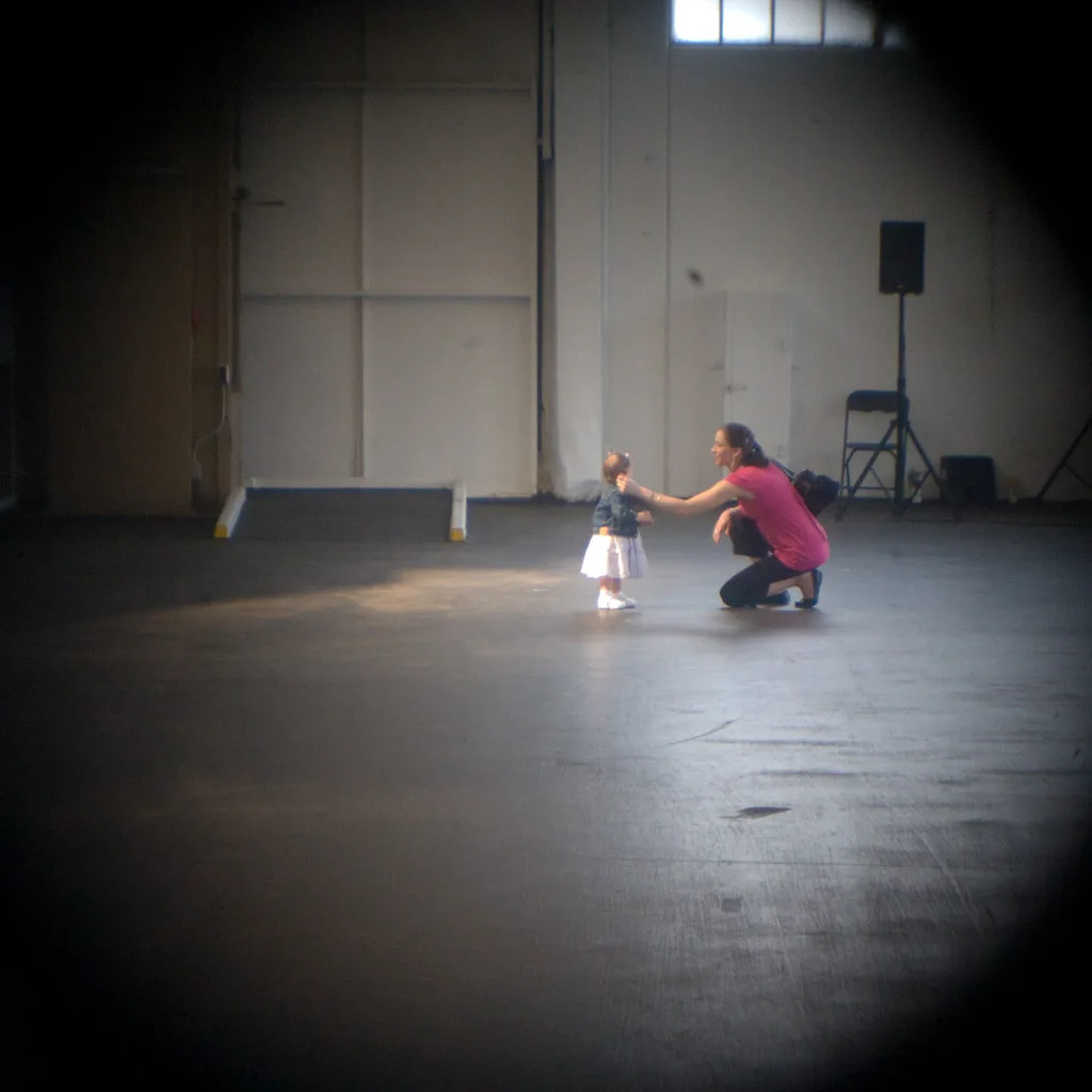 Bébé pieds nus en train de faire ses premiers pas sur un sol clair