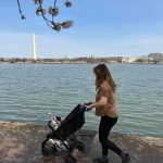 Parent marchant à côté de son enfant qui fait ses premiers pas en extérieur