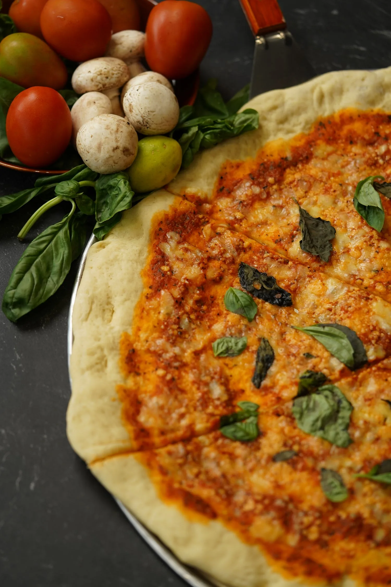 Pizza margherita maison avec tomates, basilic et mozzarella sur pâte fine croustillante