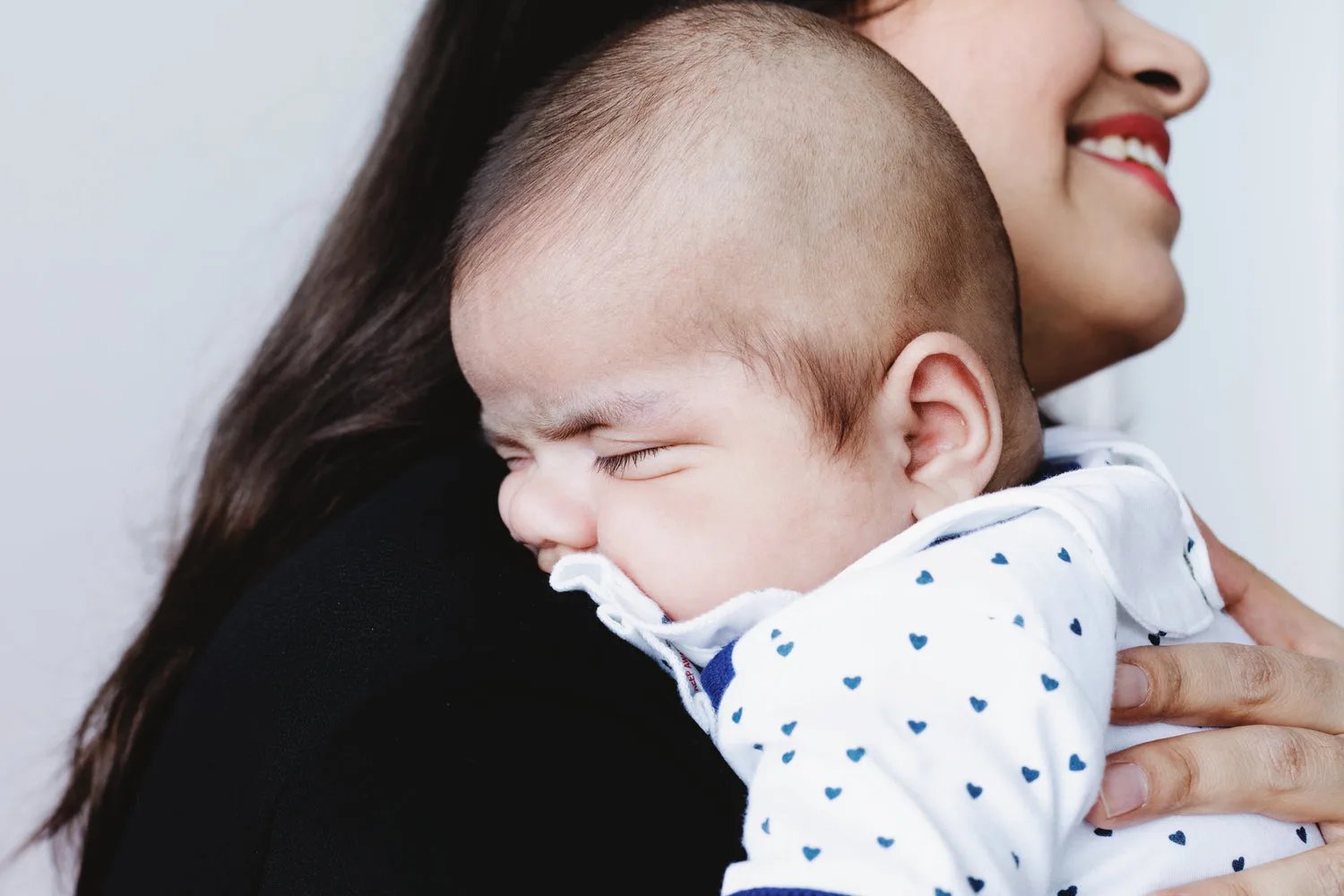 Bébé paisiblement endormi contre l épaule de sa maman dans un moment de câlin apaisant