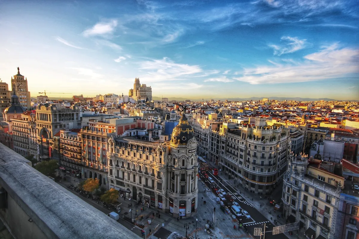 Vue panoramique sur Barcelone avec l'architecture colorée et la mer en arrière-plan