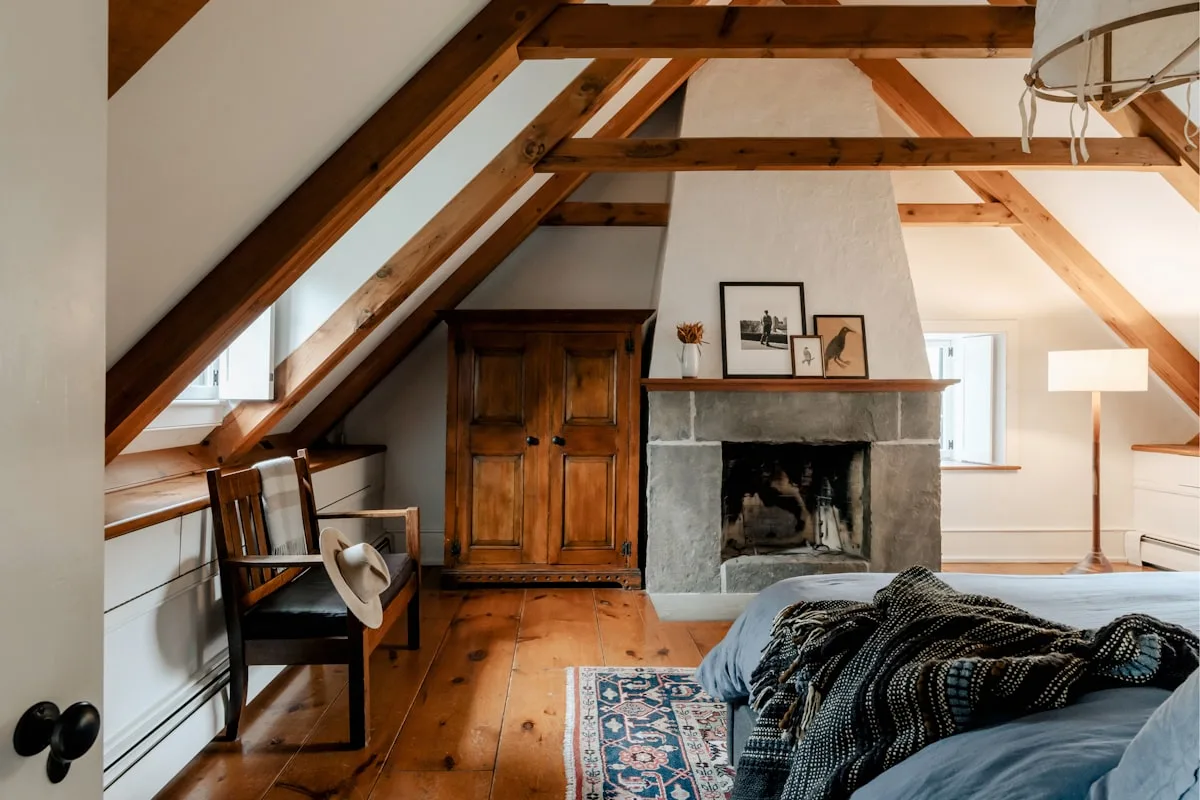 Chambre sous les combles avec mur pignon coloré et décoration épurée