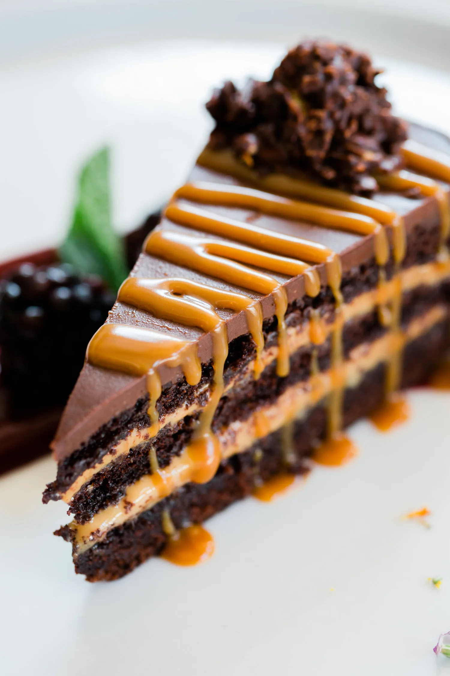 Part de gâteau au chocolat nappée de coulis de caramel beurre salé brillant