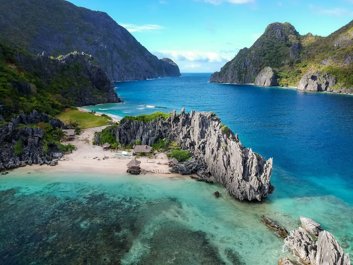 Côte méditerranéenne corse avec des falaises et une eau turquoise cristalline
