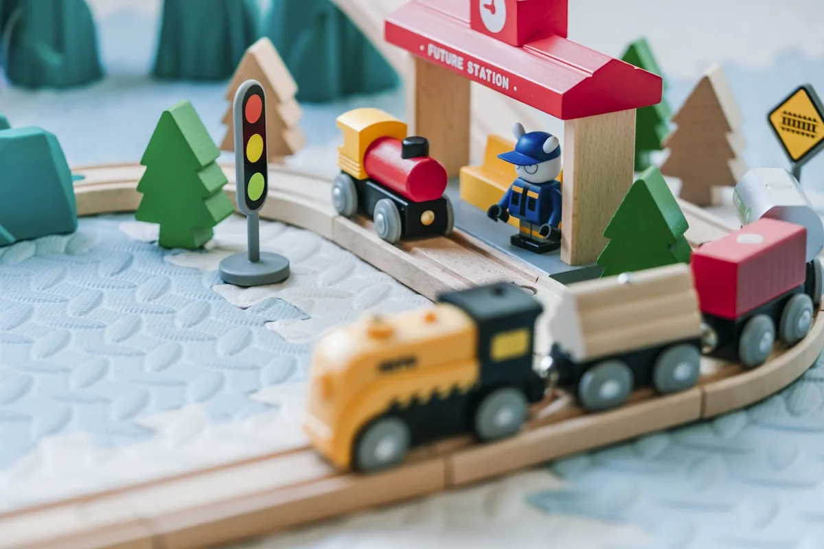 Enfant de 3 ans concentré jouant avec des jeux éducatifs colorés