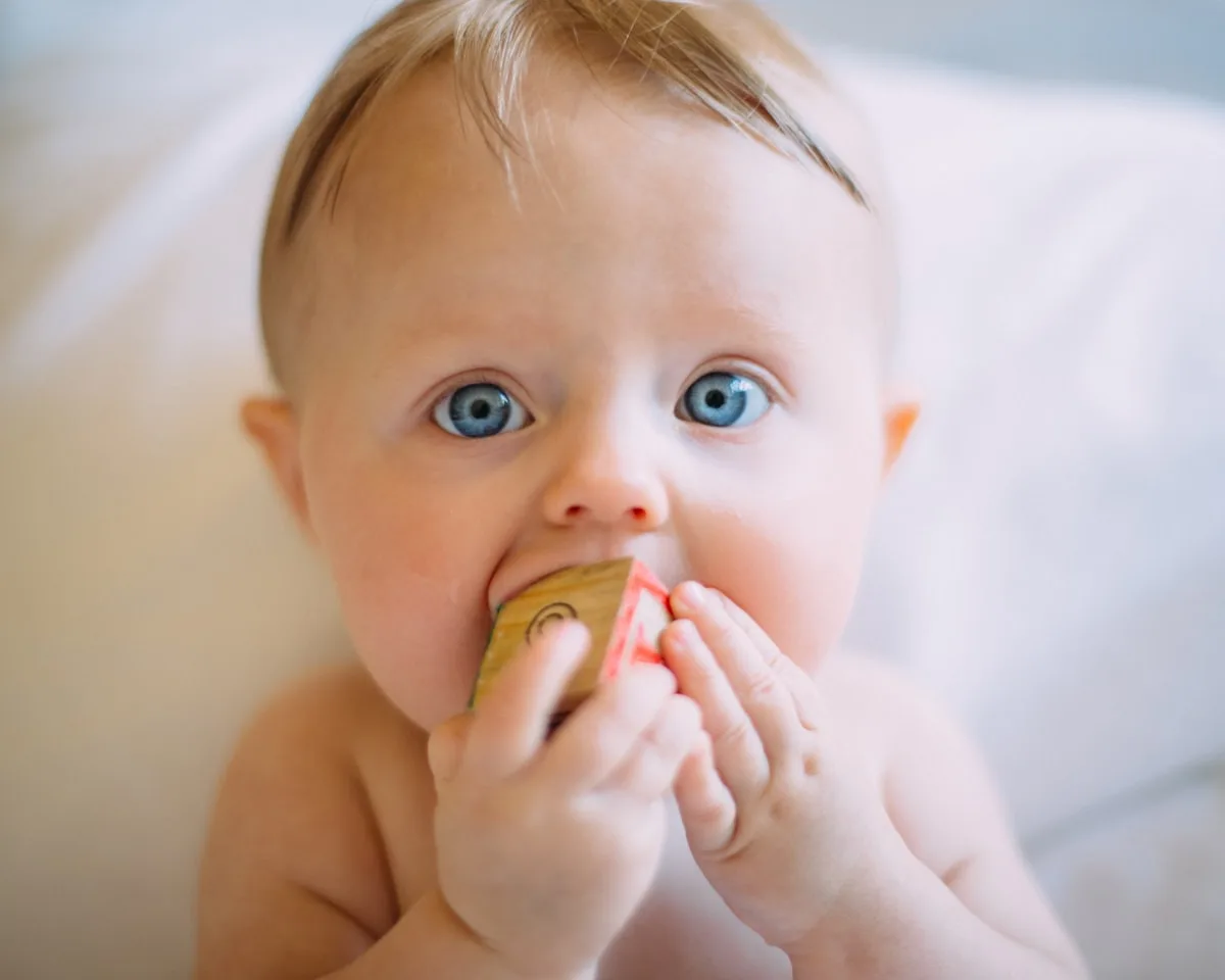 Enfant avec un doudou prêt à s'endormir dans une ambiance douce
