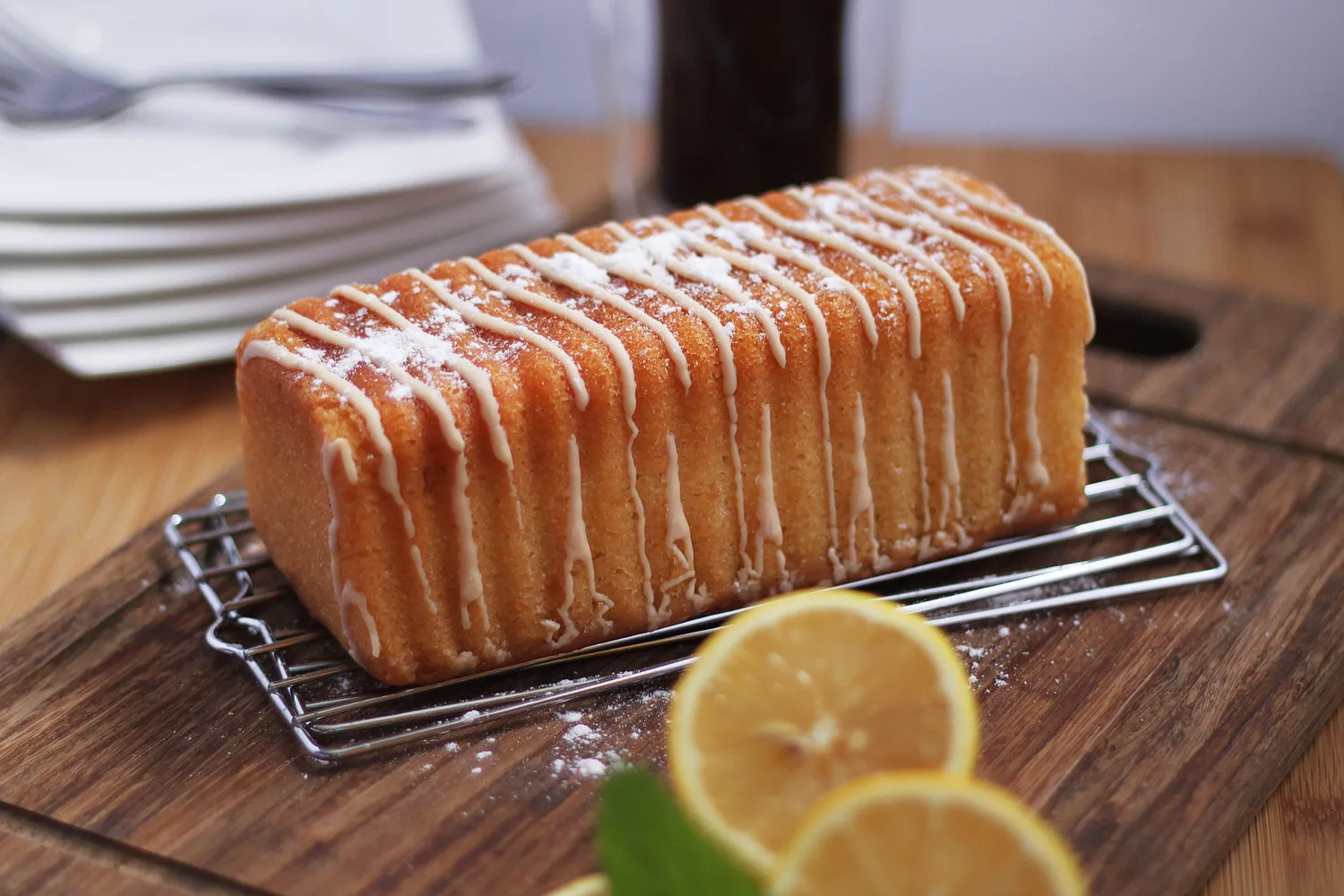 Cake au citron moelleux nappé d un glaçage blanc avec tranches de citron frais sur planche en bois