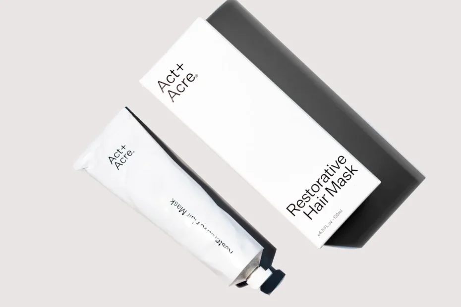Huile capillaire versée dans les mains pour un bain d'huile sur cheveux secs