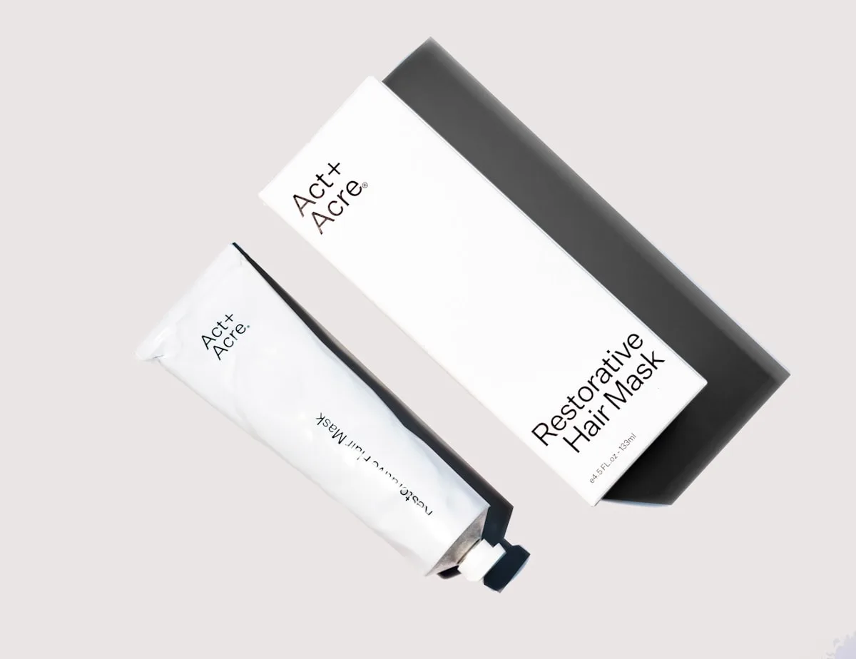 Huile capillaire versée dans les mains pour un bain d'huile sur cheveux secs