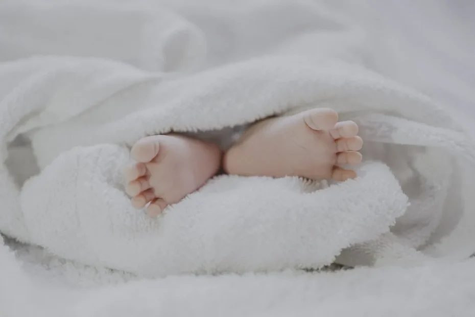 Mère allaitant son bébé dans un cadre calme et lumineux