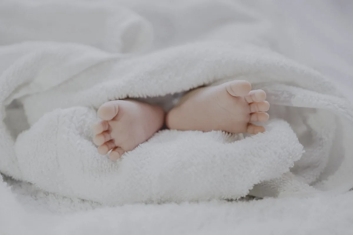 Mère allaitant son bébé dans un cadre calme et lumineux