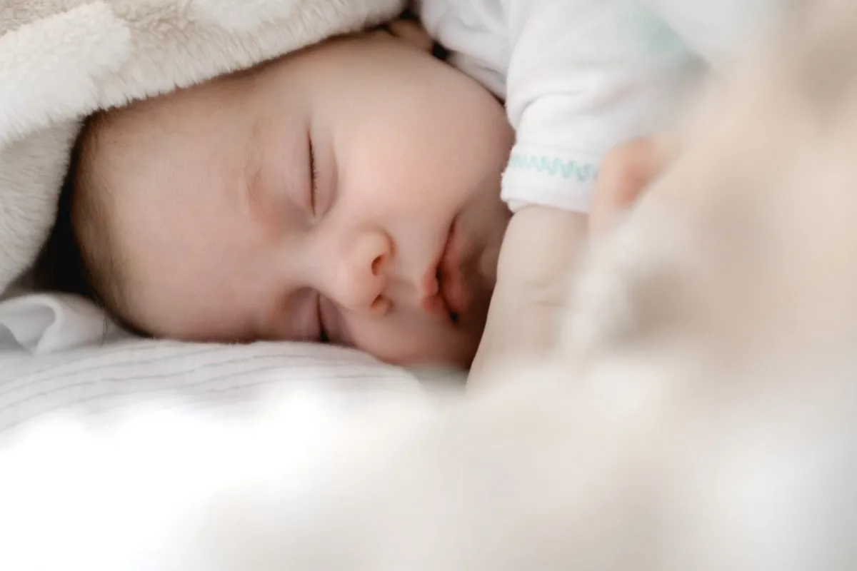 Mère et bébé partageant un moment de tendresse et de complicité