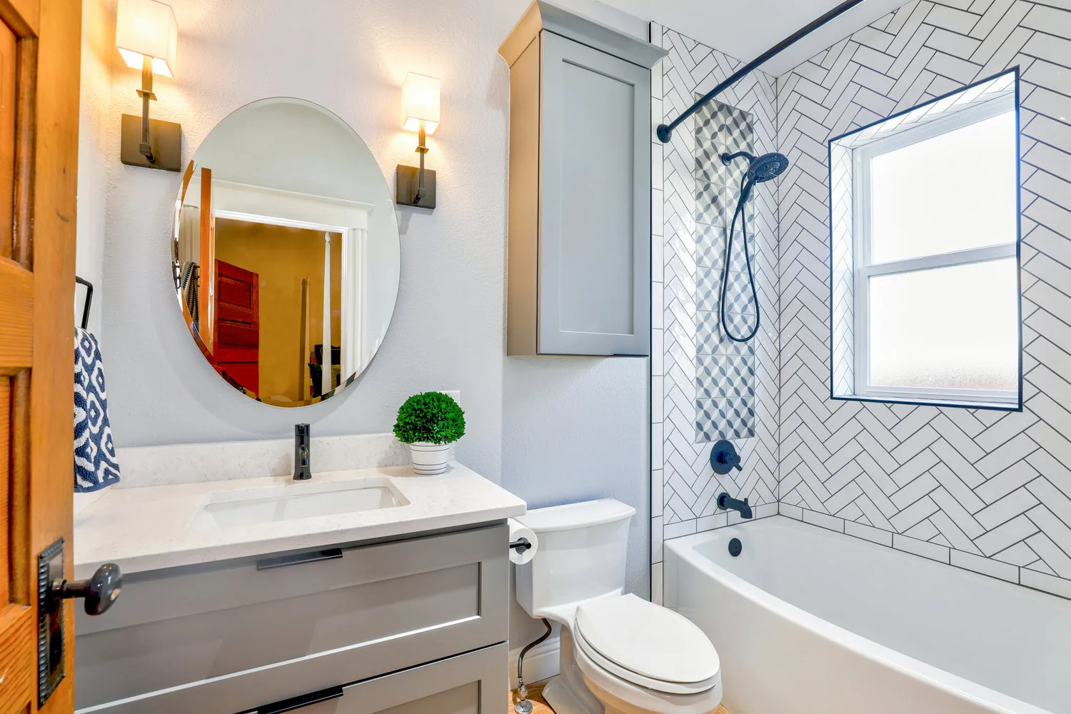 Salle de bain moderne minimaliste blanche avec baignoire, miroir rond et plante verte