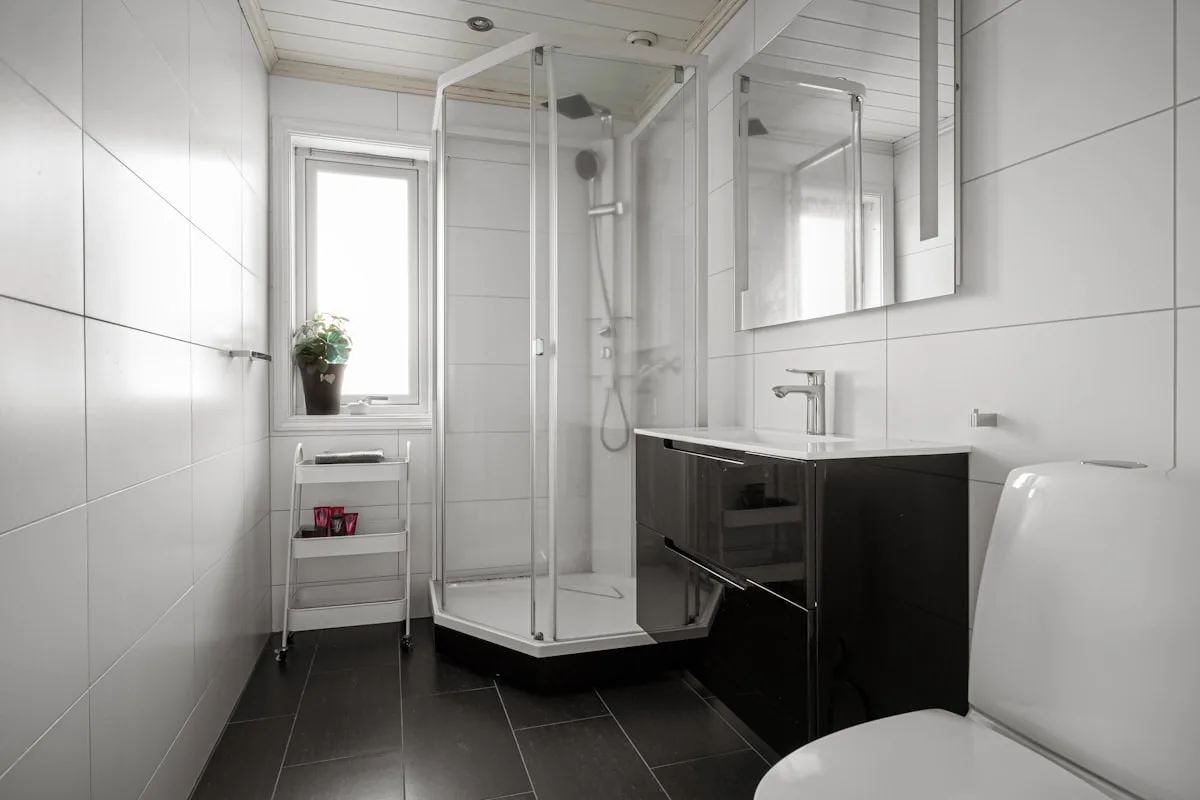 Petite salle de bain moderne avec grand miroir et éclairage naturel