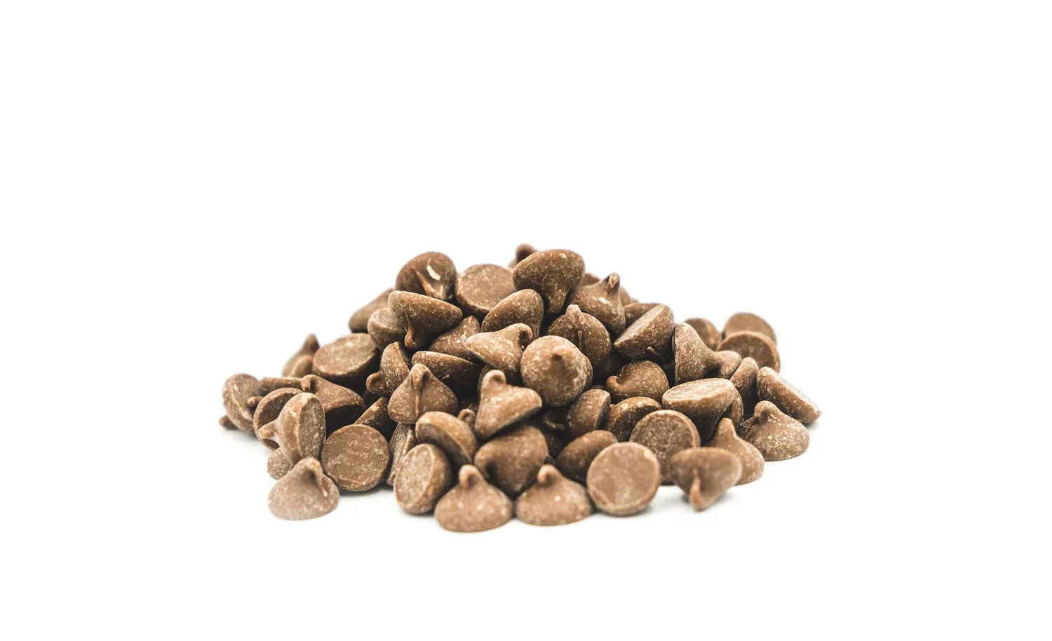 Tas de pépites de chocolat au lait sur fond blanc pour recette de cookies
