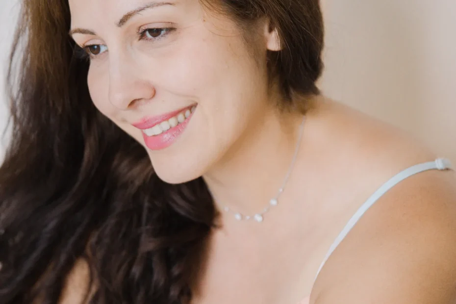 Portrait naturel d une femme aux longs cheveux bruns souriant avec des dents blanches