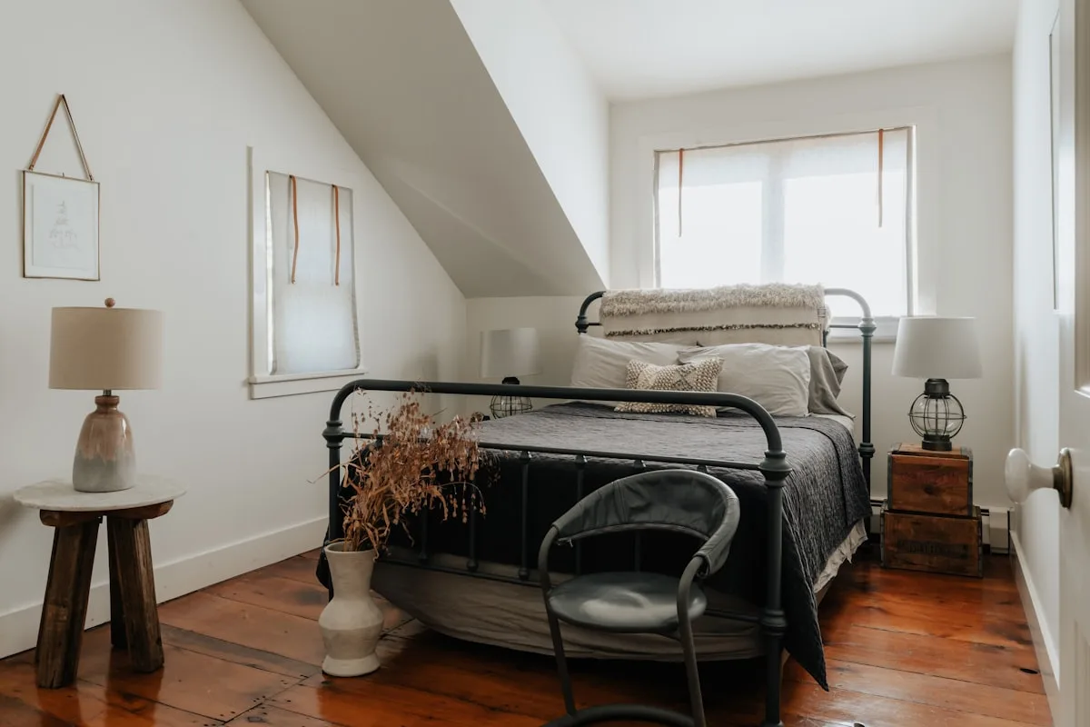 Rangements sur mesure intégrés sous la pente du toit dans une chambre mansardée