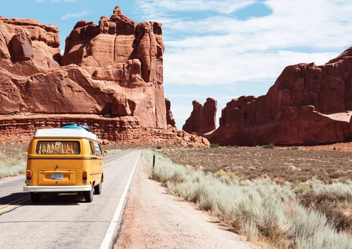 Route de vacances avec un paysage de campagne et un ciel ensoleillé