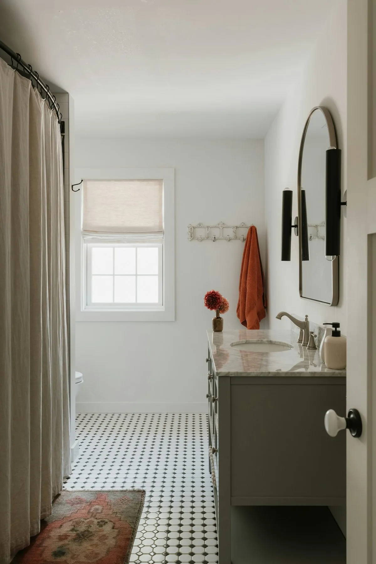 Salle de bain compacte au carrelage moderne avec meuble vasque épuré