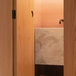 Petite salle de bain moderne avec meuble vasque en marbre et mur dégradé