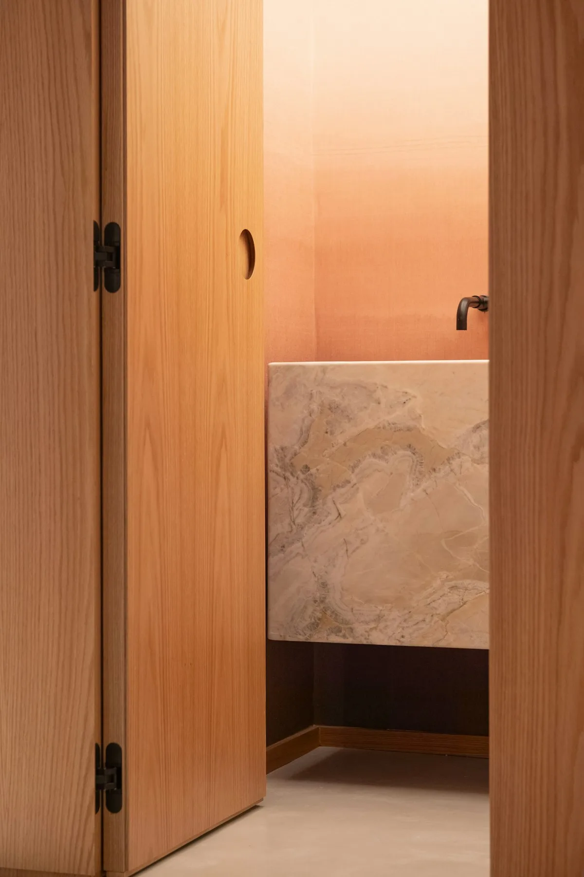 Petite salle de bain moderne avec meuble vasque en marbre et mur dégradé