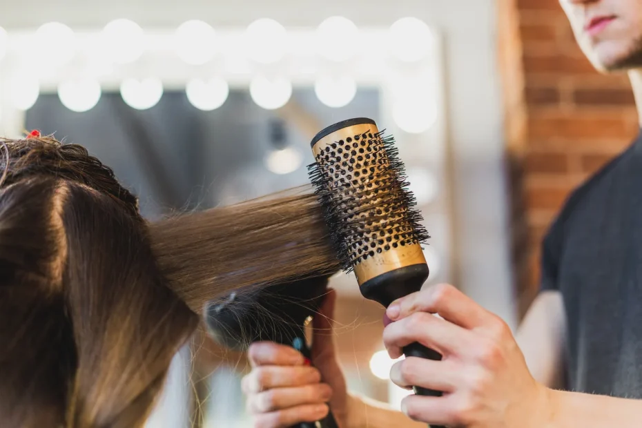 Femme se faisant brosser et sécher les cheveux avec une brosse ronde en salon